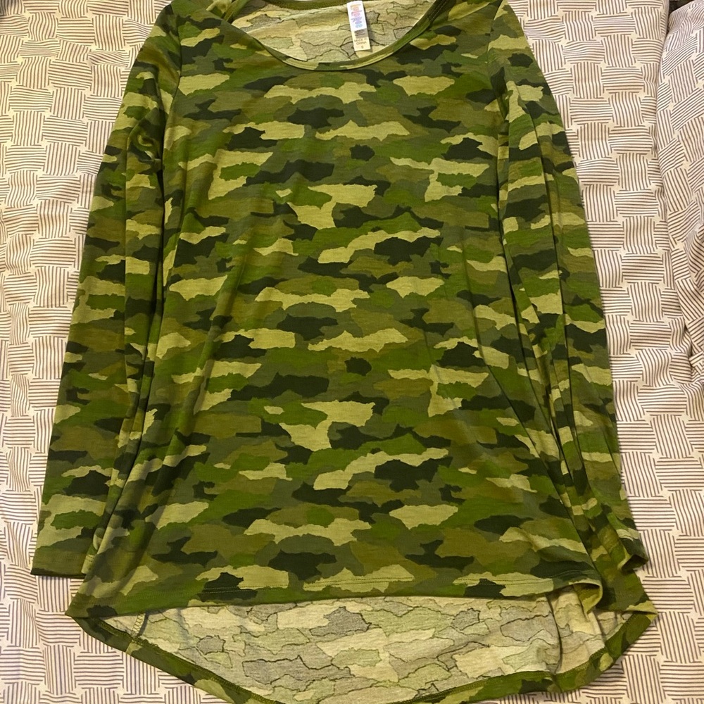 💚🖤 Camo Lularoe Lynnae Longsleeve 💚🖤